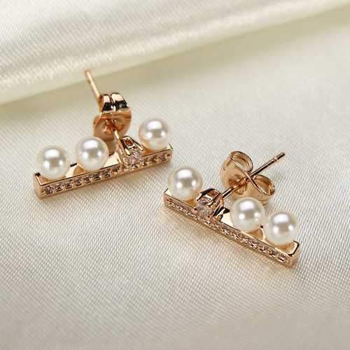 Pearl Ear Stud